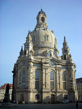 Karo metais sunaikinta Frauenkirche yra Drezdeno atkūrimo vienas ryškiausių simbolių greta Rezidencinės pilies